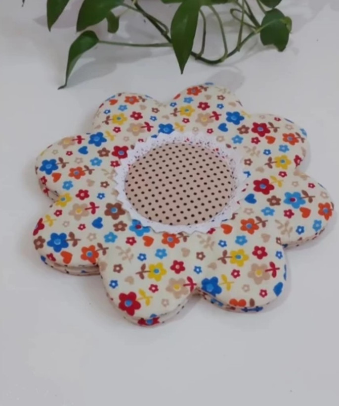 زیر قوری پارچه ای طرح گل دارای رنگبندی